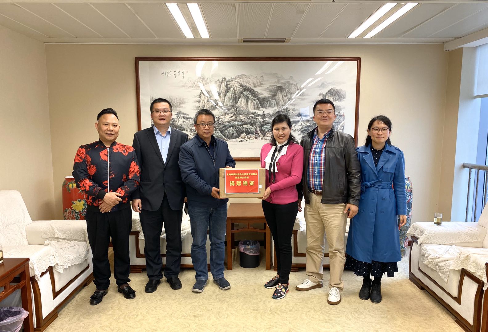 上海长江医疗产业集团向我校捐赠防疫物资